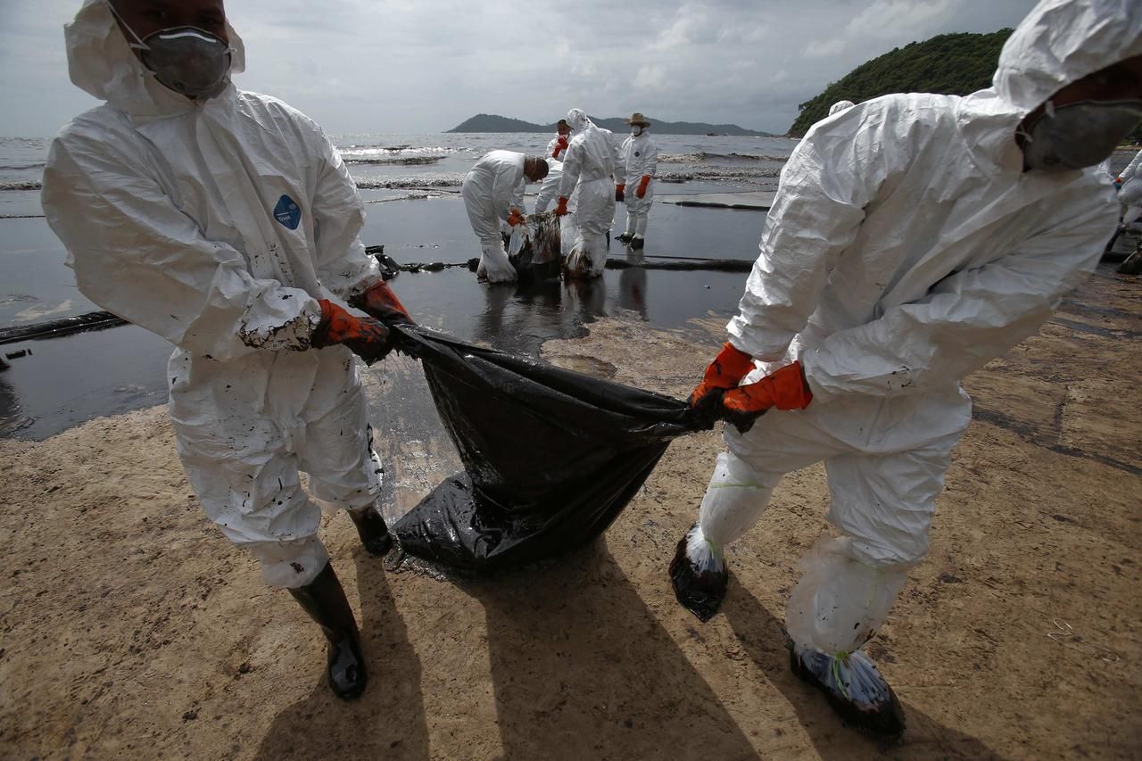 Сбор нефти. Борьба с загрязнением воды. Борьба с загрязнением океана. Разлив нефти в море ликвидация. Методы борьбы с загрязнением воды.