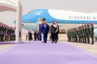 Americký prezident Donald Trump by si zjevně přál, aby se Amerika více podobala státům Perského zálivu, kam nyní zamířil v rámci své první velké zahraniční cesty v novém funkčním období. Na snímku Trump kráčí se saúdským korunním princem Muhammadem bin Salmánem během uvítacího ceremoniálu v Rijádu.