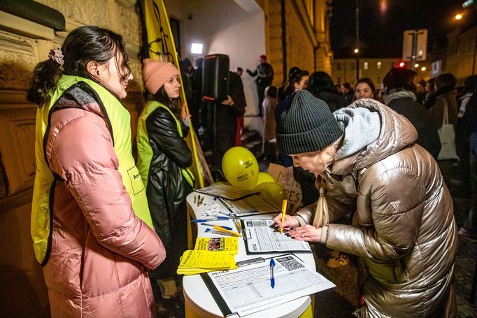 Demonstrace za spravedlnost pro oběti sexuálního násilí před Ministerstvem spravedlnosti.