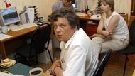 NIŽNIJ NOVGOROD (Rusko) - Novinář Stanislav Dmitrijevskij, předseda Společnosti rusko-čečenského přátelství, na archivním snímku z 15. června 2005 v kanceláři v Nižním Novgorodu. Porota soudu v Nižním Novgorodu odsoudila 3. února Dmitrijevského, který vedl kampaň proti porušování lidských práv v Čečensku, podmíněně na dva roky za údajné podněcování etnické nenávisti.