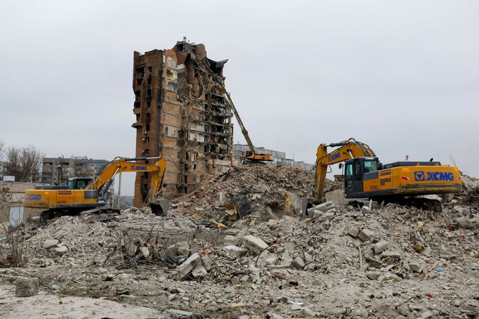 Ruskem okupované ukrajinské město Mariupol rok od útoku na tamní divadlo.