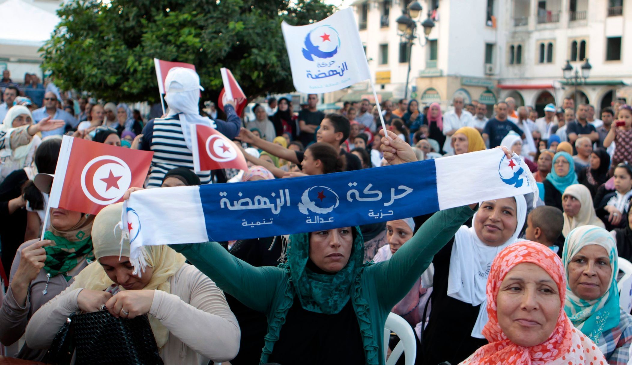 Příznivci umírněné islámistické strany An-Nahda na mítinku v Tunisu.