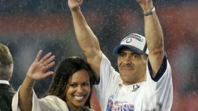 Trenér letošních vítězů Superbowlu Tony Dungy s manželkou Lauren