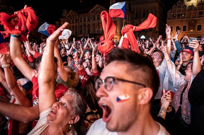 Fanoušci na Staroměstském náměstí v Praze sledují finále mezi Českem a Švýcarskem na MS v hokeji 2024.