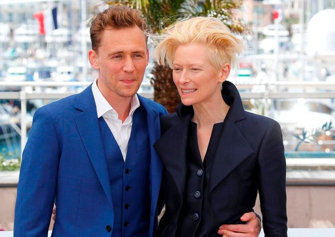 Tilda Swinton (R) and Tom Hiddleston