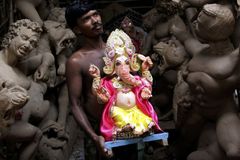 Sochy k uctění hinduistických bohů otrávily Indům řeky