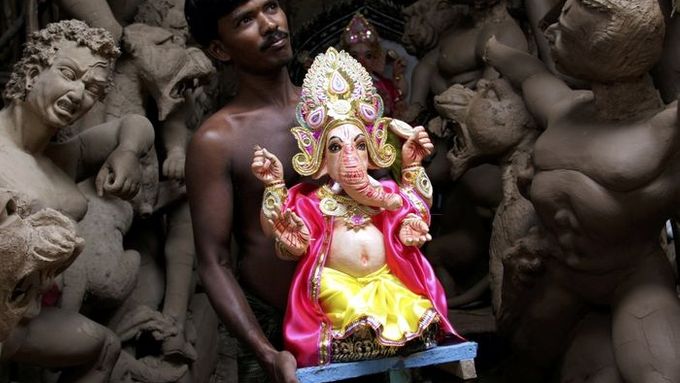 Hinduismus má v Indii velmi silný vliv. I když je zdejší vláda sekulární, musí dbát na hlas věřících (na snímku muž nesoucí sochu boha Ganéši)