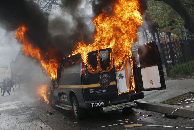 Hořící policejní dodávka v Baltimore.