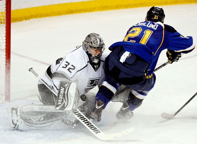 Berglund ze St. Louis překonává brankáře LA Kings Quicka v utkání play off NHL.