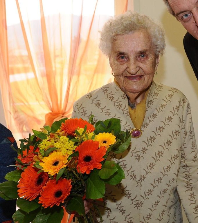 Anna Švestková, 101 let (narozena 2. dubna 1912), švadlena TGM.  Zažila první světovou válku, pracovala jako švadlena pro prezidenta T.G. Masaryka, pamatuje druhou světovou válku a nemilosrdnou dobu totality, během které jí věznili manžela v uranovém dole Barbora v Jáchymově. Paní Švestková je v dobré kondici a přede všemi zavzpomínala na celý život, který ne vždy měla jednoduchý. Se svým manželem, který zemřel před jedenácti lety, prožila ale i nádherná léta a občasná nepřízeň osudu je nedokázala rozdělit. Nyní žije ve zdickém Domově V Zahradách, kam za ní často jezdí osmdesátiletý syn.  A její recept na dlouhověkost? "Vždy jsem nejraději jedla vepřové maso a hodně tlusté. Jedla jsem všechno. Také jsem strašně ráda pekla buchty a nebo koláče. Nikdy jsem nekouřila. Všechny problémy jsem řešila v klidu a tichosti. Proto jsem s manželem vydržela sedmdesát let. Manžel zemřel v 93 letech. Byl o tři roky starší než já. Vždy jsem ráda tancovala a byla veselá. Alkohol jsem nikdy nemusela. Měla jsem ráda uzeniny, ale ty byly jiné než ty současné. To se nedá srovnat," prozradila Berounskému deníku.