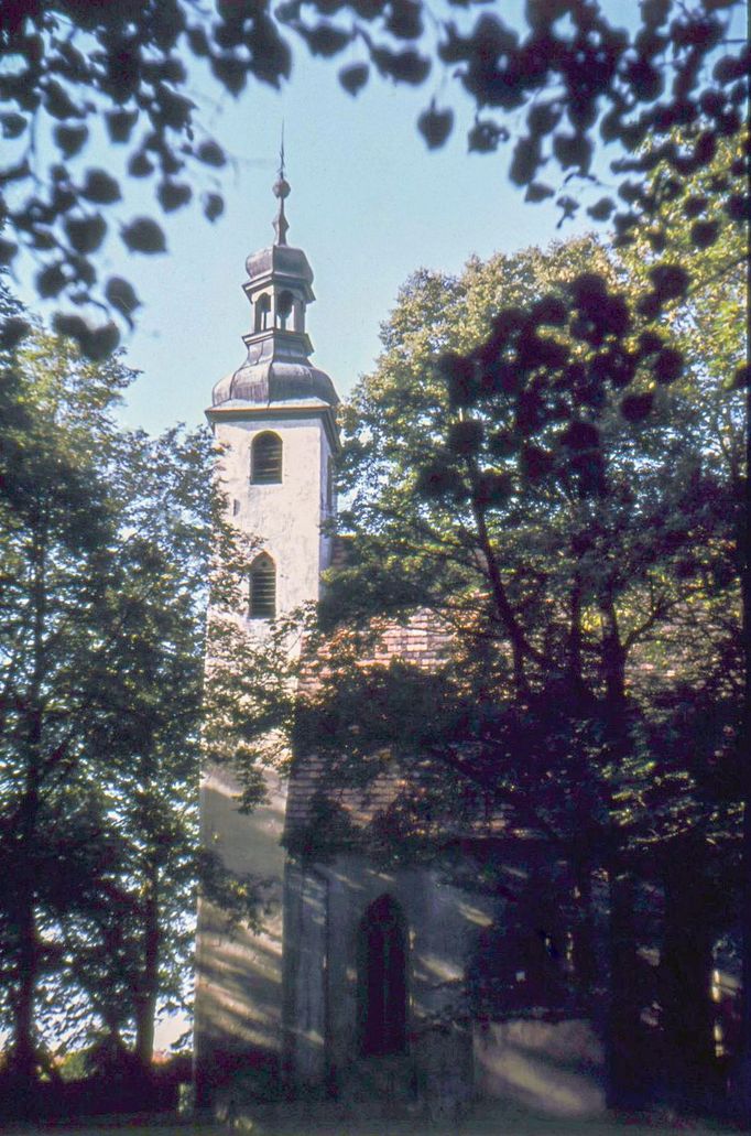 I na Pražském předměstí, v těsném okolí kostelíka se hřbitovem, vyrostou v budoucích desetiletích panelové domy a nahradí historickou zástavbu. Září 1964.