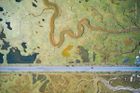 Javier Lafuente, Španělsko. Cesta do záhuby. Snímek zachycuje silnici protínající krajinu přímořských mokřadů. Vítěz v kategorii Mokřady - viděno v souvislostech.