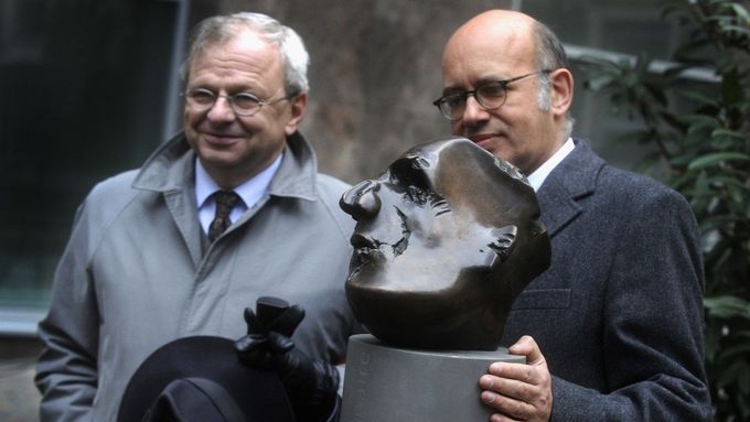 Aleš Pohorský (vlevo) a francouzský velvyslanec Pierre Lévy při odhalení busty básníka Guillauma Apollinaira v pasáži u Divadla Archa v Praze (2012).