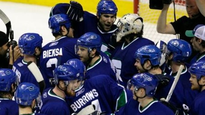 Hráči Vancouveru Canucks se radují z postupu do 2. kola playy off NHL.