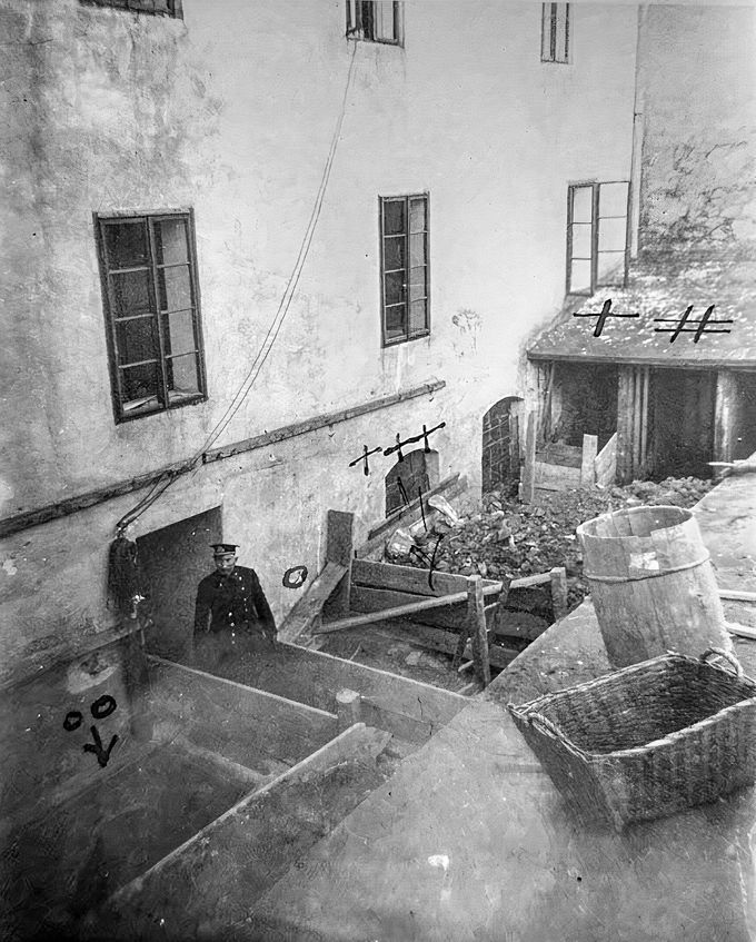 Policejní fotografie z vyšetřování vražd v Kohnově mlýně v Třebíči (1925). Třemi křížky a šipkou označeno místo nálezu těl bratrů Polických ve mlýnské stoce.