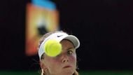 Slovenka Daniela Hantuchová sleduje míček při svém zápase na Australian Open s Francouzkou Emilií Loitovou.