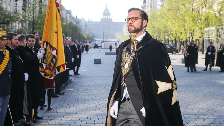 Prahou prošel průvod Habsburků. V čele šlechticů kráčel vnuk posledního českého krále; Zdroj foto: Jakub Plíhal