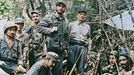 Fidel Castro a jeho muži v pohoří Sierra Maestra. Snímek z 50. let. Kolorováno