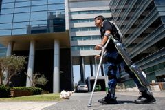 Robotická kostra pomáhá ochrnutým, mohou znovu chodit