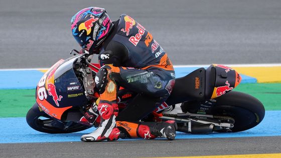 Daniel Holgado na KTM padá pří závodě Moto3 během Velké ceny Francie 2022