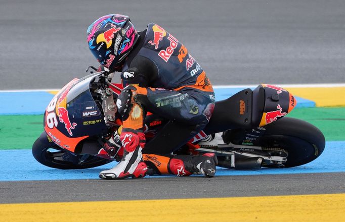 Daniel Holgado na KTM padá pří závodě Moto3 během Velké ceny Francie 2022