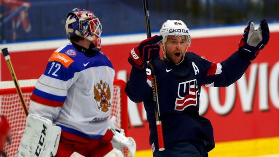 Prohlédněte si galerii z první dvou zápasů pondělní nabídky světového šampionátu hokejistů.