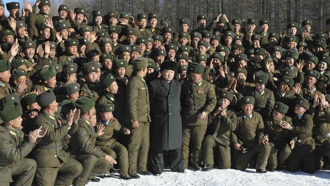 Kim Čong-un na inspekci 991. jednotky Korejské lidové armády.