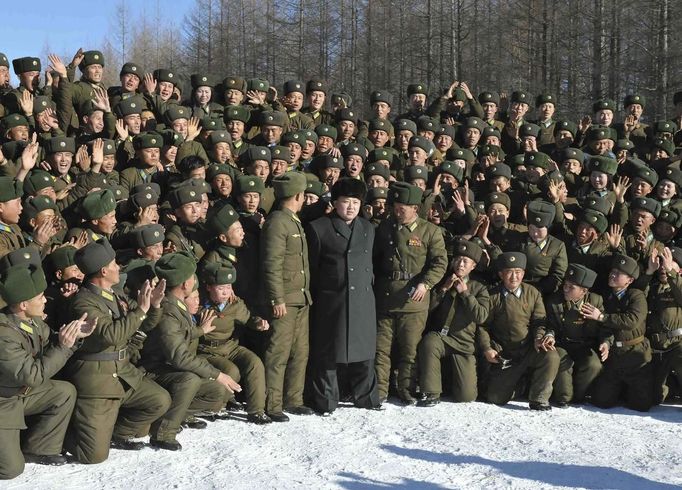 Kim Čong-un na inspekci 991. jednotky Korejské lidové armády.