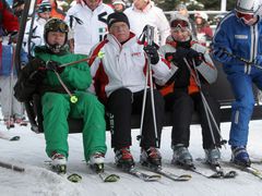 Na Světovém poháru lyžuje také prezident Klaus. Jak vidno, jezdí za stejnou značku jako mistryně světa ve slalomu Šárka Záhrobská.