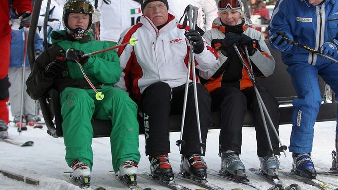 Na Světovém poháru lyžuje také prezident Klaus. Jak vidno, jezdí za stejnou značku jako mistryně světa ve slalomu Šárka Záhrobská.