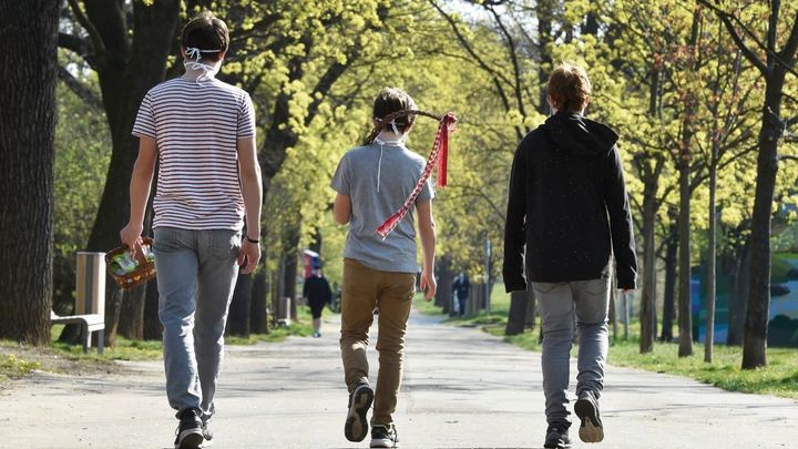 Někteří Češi se o Velikonocích shlukovali, nenosili roušky a veřejně popíjeli alkohol