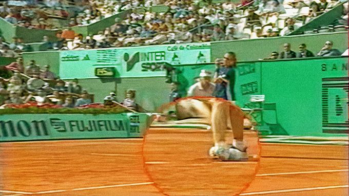 Reprofoto z videozáznamu osudného utkání na Frech Open v roce 1999, kde si Jana Novotná vážně poranila kotník.