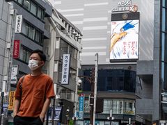 Na pátečním snímku z Tokia je vpravo nahoře plakát lákající na nový film Hajaa Mijazakiho.