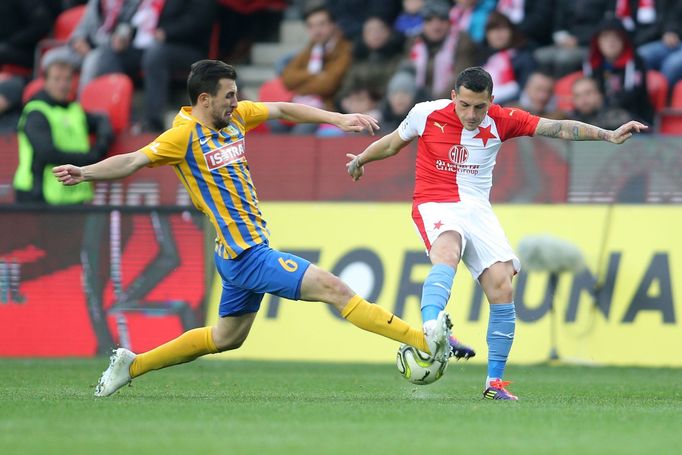 Jan Řezníček a Nicolae Stanciu v zápase 22. kola Slavia - Opava