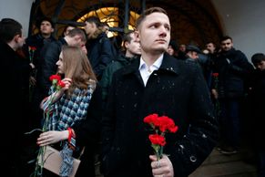 Foto: Petrohrad se změnil v pietní místo, květiny položil i Putin. Obětí po výbuchu v metru přibývá