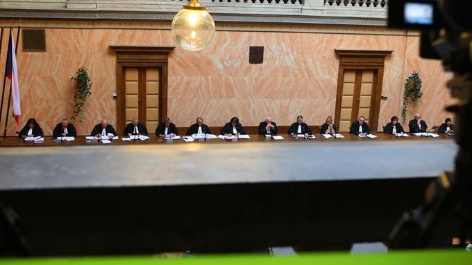 Do konce roku skončí mandát sedmi ústavním soudcům.