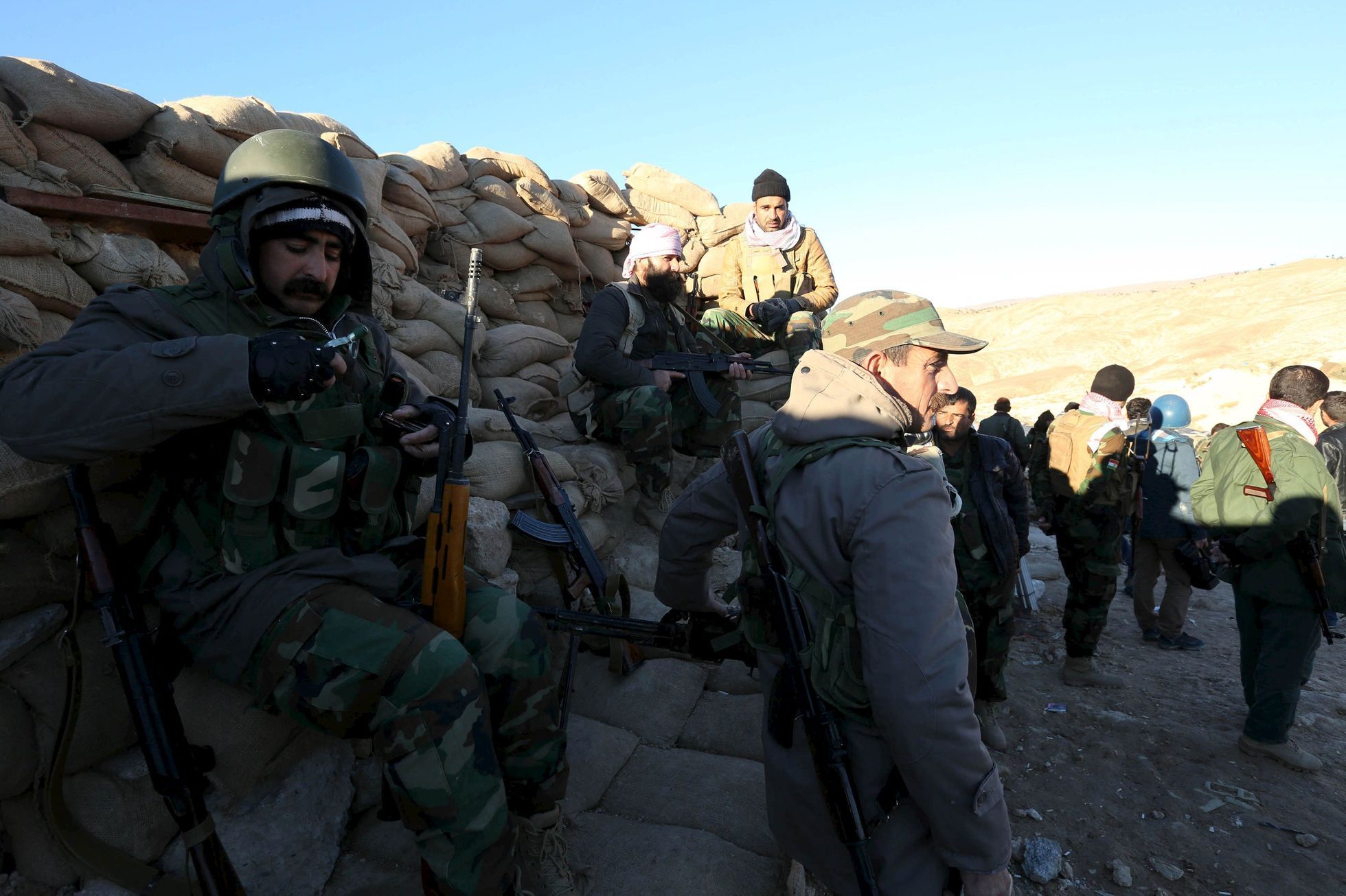 Kurdští bojovníci před Sindžárem.