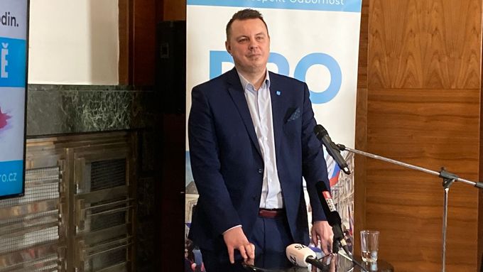 Jindřich Rajchl na tiskové konferenci své strany v tomto týdnu.
