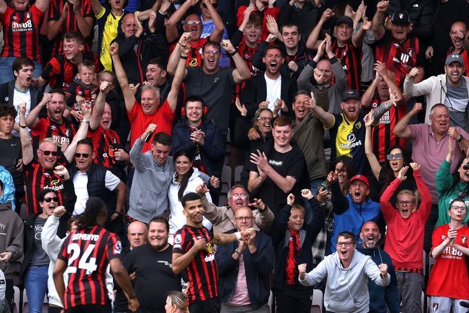 Fanoušci Bournemouthu slaví gól v utkání s West Hamem