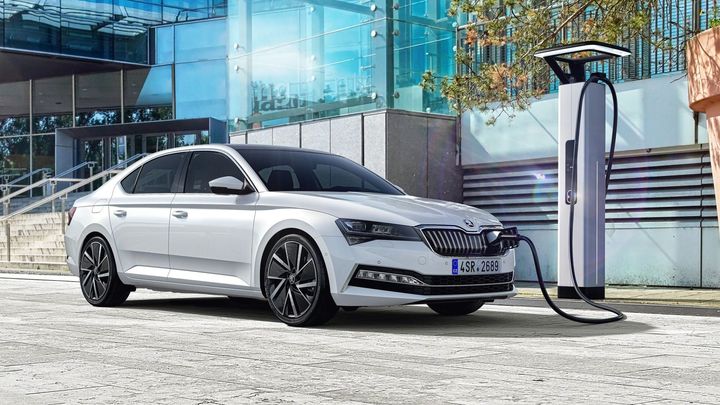 I manažeři musí šetřit palivo. Škoda Superb do zásuvky jde po krku Passatu i BMW