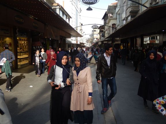 Pěší zóna s obchody v centru Gaziantepu. Syřané, kam se podíváš.