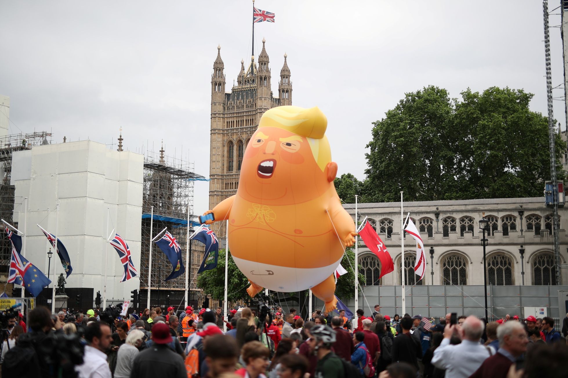 Vzteklé mimino s podobou amerického prezidenta Trumpa.