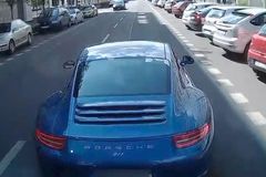 Hasiči zatroubili na agresivního řidiče porsche. Ten za to vybrzdil jejich čtrnáctitunovou cisternu