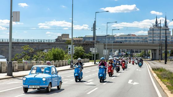 Prahu zaplavily vosy. Metropolí se prohnalo přes 400 italských skútrů Vespa