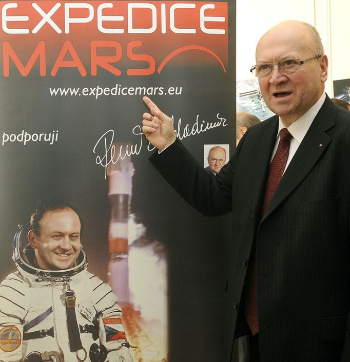 Výstava k 50. výročí kosmického letu Jurije Gagarina a osmý ročník Expedice Mars 2011 začaly 18. dubna v Ruském centru vědy a kultury v Praze 6 besedou u kulatého stolu za účasti prvního českého kosmonauta Vladimíra Remka (na snímku).