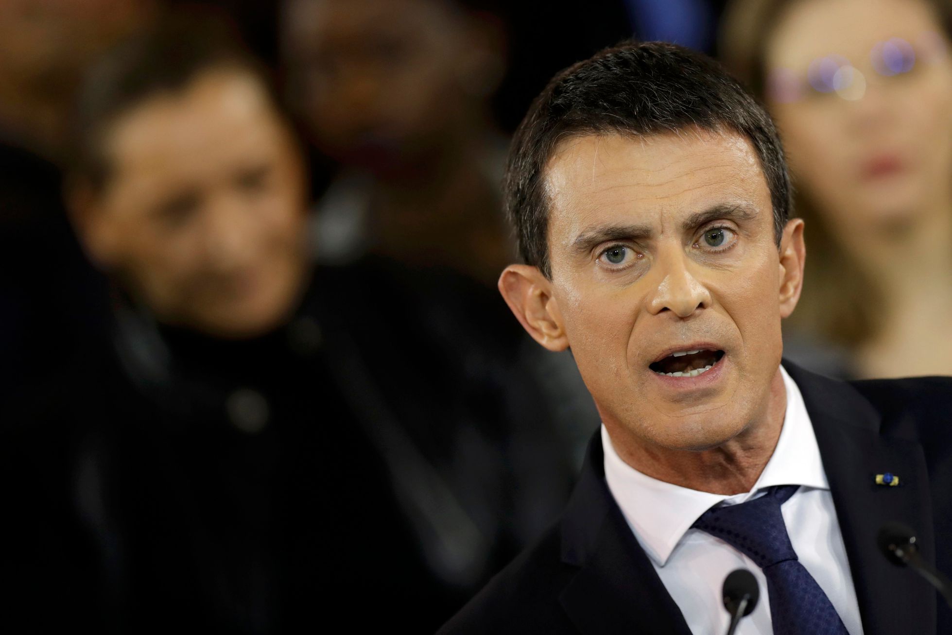 Premiér Manuel Valls oznamuje, že odstoupí a bude kandidovat na francouzského prezidenta.