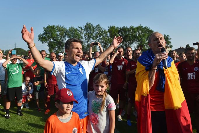 Čtyřmi vstřelenými góly se 8. června 2018 rozloučil s profesionální fotbalovou kariérou útočník David Lafata (v modrobílém dresu).