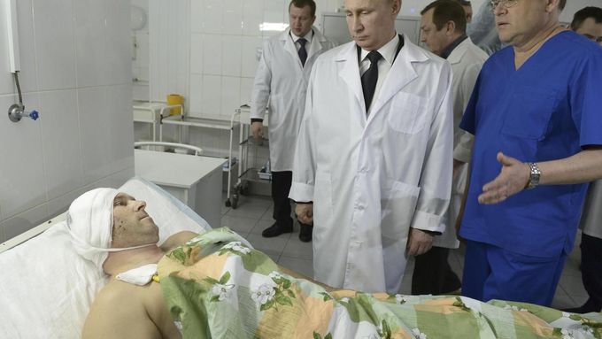 Putin na návštěvě v nemocnici.