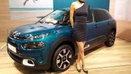 Jedinou světovou premiéru přivezl do Vídně Citroën, který odhalil zmodernizovanou C4 Cactus. Ta se od SUV posunula směrem ke kompaktním hatchbackům. Ochotně nám u novinky zapózovala přítomná hosteska, v podstatě jediná na celé výstavě.