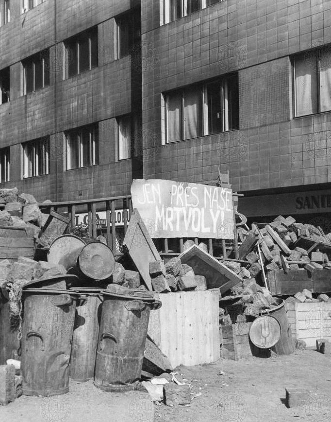 Barikáda v ulici Na Zbořenci na Novém Městě - pohled od Karlova náměstí. Květen 1945